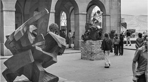 Una escultura de Ramón Carrera (en primer plano), junto a una pieza de Vicente Larrea y parte de la instalación de Xabier Morrás (al fondo). Una escultura de Ramón Carrera (en primer plano), junto a una pieza de Vicente Larrea y parte de la instalación de Xabier Morrás (al fondo).