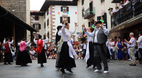 Santesteban A la derecha, Juan Ramón Ostiz Apezteguía baila con el grupo de danza de Santesteban