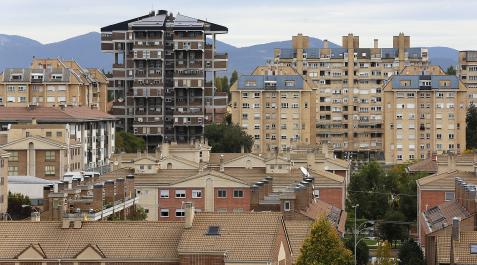 Zizur Vista de archivo de la urbanización Zizur donde se plantean plazas de aparcamiento y ciclocalle