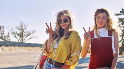 Elizabeth Olsen y Aubrey Plaza en ‘Ingrid Goes West’, una película sobre una ‘influencer’ de éxito y una de sus mayores fans. Elizabeth Olsen y Aubrey Plaza en ‘Ingrid Goes West’, una película sobre una ‘influencer’ de éxito y una de sus mayores fans.