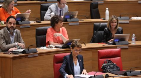 Chivite, en el pleno del Parlamento de Navarra Chivite, durante el pleno del Parlamento de Navarra