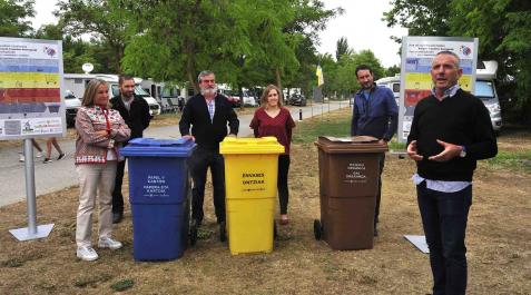 Responsables del camping El Molino y representantes de la mancomunidad y el ayuntamiento ayer en la presentación del proyecto Responsables del camping El Molino y representantes de la mancomunidad y el ayuntamiento ayer en la presentación del proyecto