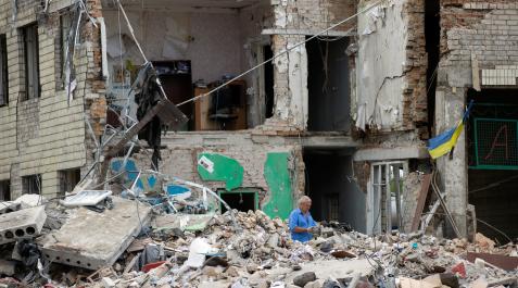 Empleados trabajan en recoger los escombros del taller que fue atacado hace dos días por un misil ruso, este jueves en Dnipro (Ucrania) Empleados trabajan en recoger los escombros del taller que fue atacado hace dos días por un misil ruso, este jueves en Dnipro (Ucrania)