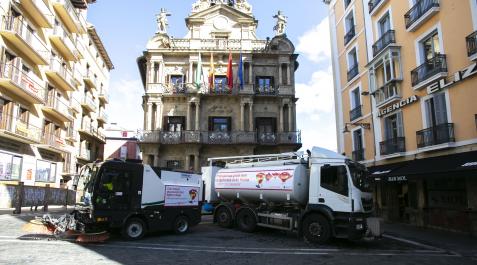 La campaña ‘Trabajamos para que tú disfrutes de las fiestas’ reconoce y visibiliza el trabajo de comercio, hostelería, limpieza, policía o ‘naranjitos’ La campaña ‘Trabajamos para que tú disfrutes de las fiestas’ reconoce y visibiliza el trabajo de comercio, hostelería, limpieza, policía o ‘naranjitos’