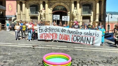 huelga Concentración de las plantillas de Anaitasuna y Club Natación en la Plaza del Ayuntamiento de Pamplona
