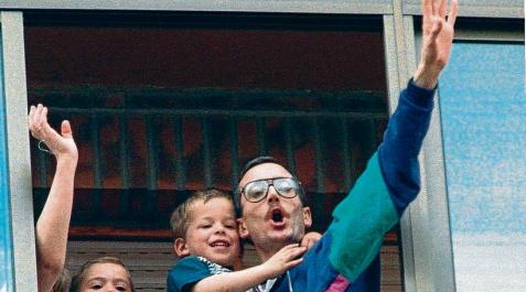 José Antonio Ortega Lara saluda con su hijo en brazos desde su domicilio tras ser liberado José Antonio Ortega Lara saluda con su hijo en brazos desde su domicilio tras ser liberado