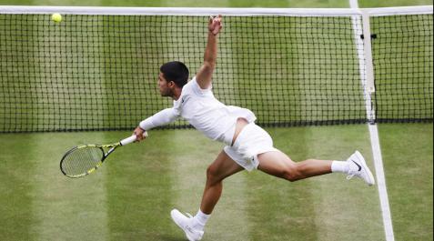 Wimbledon-alcaraz Alcaraz se estira para golpear a la pelota durante el partido que le ha enfrentado a Oscar Otte en Wimbledon