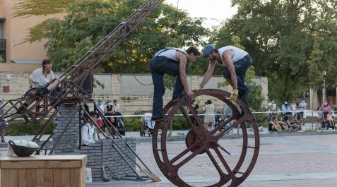 Espectáculo 'Kimera' La compañía navarra La Banda, durante una actuación en Tudela. /