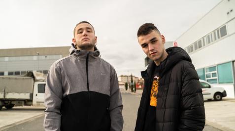 Unai Cantero Górriz (Kuñi) y Rubén Lapuente Núñez (Erel) en el videoclip de su tema “Largo Alcance” Unai Cantero Górriz (Kuñi) y Rubén Lapuente Núñez (Erel) en el videoclip de su tema “Largo Alcance”