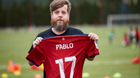 pablo-domingo Pablo Domingo, noaindarra de 37 años, en Tajonar, con la camiseta que le regalaron como homenaje a sus 17 temporadas como técnico de los más jóvenes rojillos