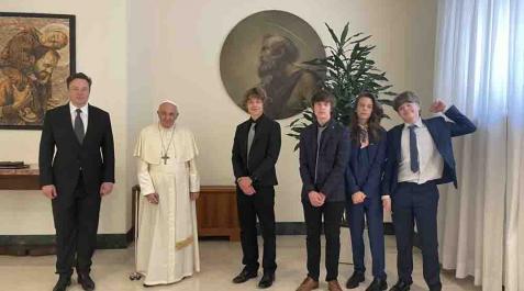 Elon Musk y sus cuatro hijos, durante su encuentro con el papa Francisco Elon Musk y sus cuatro hijos, durante su encuentro con el papa Francisco