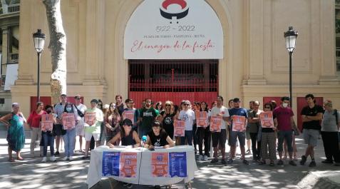 antitaurinos pamplona La lectura del manifiesto ha tenido lugar este sábado por la mañana en el exterior de la plaza de toros de Pamplona