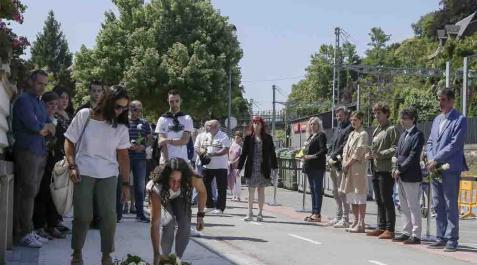 Homenaje a trabajadores de la empresa Elektra asesinados en 2001 por ETA La viuda e hija de Josu Leonet Azkune, Ana Tadeo y Nagore, con el alcalde de San Sebastián, Eneko Goia (d), y los concejales del Ayuntamiento, este sábado