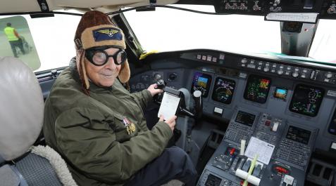 Pedro Lozano Bartolozzi, a los mandos del avión de Air Nostrum que aterrizó el pasado jueves 30 en el aeropuerto Pedro Lozano Bartolozzi, a los mandos del avión de Air Nostrum que aterrizó el pasado jueves 30 en el aeropuerto