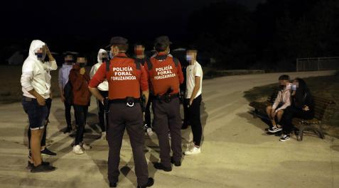 Agentes de Policía Foral junto a varios jóvenes en Mutilva Agentes de Policía Foral junto a varios jóvenes en Mutilva