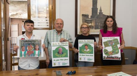 ABUELO A: BLANCA ALDANONDO
F: 01/07/2022
P: DE IZDA. A DCHA.; ALFONSO DE LA FUENTE MORENO (LA JOTA), JULIAN VALERO GARCIA (ABUELO DE TUDELA 2022), SAGRARIO ARANDA LASHERAS (MADRE DE ISMAEL URZAIZ, TUDELANO AUSENTE 2022) Y SONIA AYENSA REDRADO (LA JOTA)
L: TUDELA
T: PEÑA LA JOTA; PRESENTACION DE LOS ACTOS PARA LAS FIESTAS DE SANTA ANA