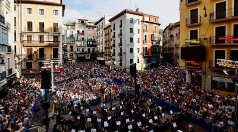 Pamplonesa La Plaza Consistorial, abarrotada durante la actuación de La Pamplonesa este sábado 2 de julio