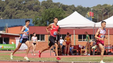 Nassim Hassaous, en el centro, defendió a Navarra siendo segundo en los 5.000 Nassim Hassaous, en el centro, defendió a Navarra siendo segundo en los 5.000