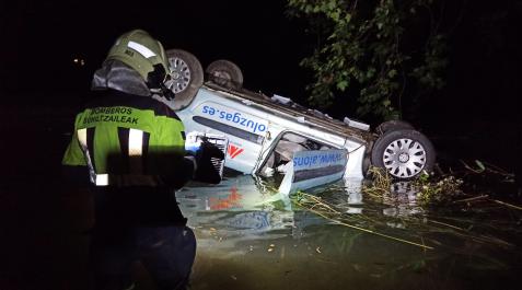 Accidente El automóvil acabó en el río Bidasoa, con la víctima del accidente en su interior