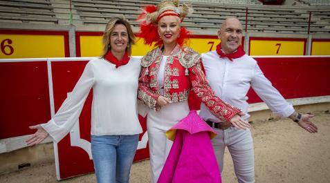 Peinado presanferminero de Txemi Alonso La modelo Aleksandra Naydenova, con el peinado presanferminero, flanqueada por Txemi Alonso y su mujer, Yolanda Calavia.