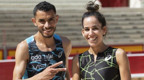 Mikel Calvo y Sara Prados posan en la plaza de toros tras vencer la Carrera del Encierro 2022