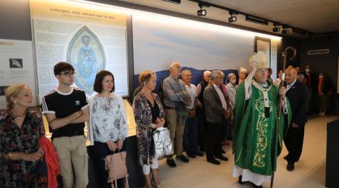 Instante de la bendición de la nueva dotación por parte del arzobispo, Francisco Pérez Instante de la bendición de la nueva dotación por parte del arzobispo, Francisco Pérez
