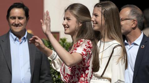 PLeonor La princesa Leonor (izda.) saluda a los asistentes a su llegada a Grona acompañado de la infanta Sofía