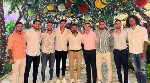 LAS VEGAS. La despedida de soltero de Miguel de las Cuevas (quinto por la izquierda) reclutó a jugadores como Fran Mérida, Raúl García, Roberto Torres, David García, Aridane o exfutbolistas como Antonio López o Alejandro Alfaro LAS VEGAS. La despedida de soltero de Miguel de las Cuevas (quinto por la izquierda) reclutó a jugadores como Fran Mérida, Raúl García, Roberto Torres, David García, Aridane o exfutbolistas como Antonio López o Alejandro Alfaro