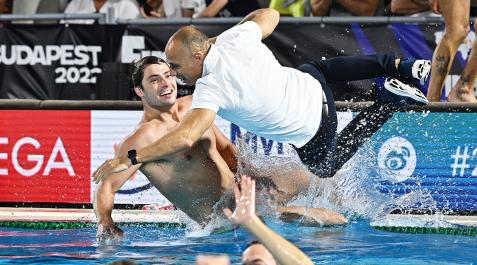 Un componente del equipo técnico empujó a Alberto Munárriz y el seleccionador David Martín, que cayeron al agua con la felicidad en el rostro