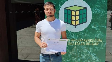 Christian Ayala Lauroba, con el premio al mejor póster del Congreso de la Asociación Española de Teledetección Christian Ayala Lauroba, con el premio al mejor póster del Congreso de la Asociación Española de Teledetección