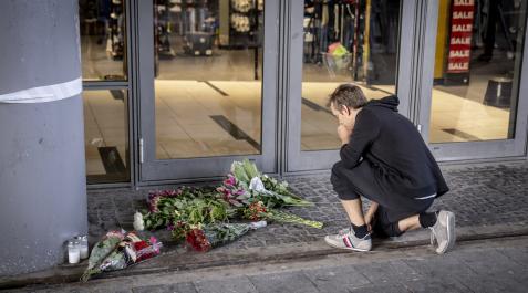 copenhague tiroteo Flores depositadas a la entrada del centro comercial donde tuvo lugar el tiroteo