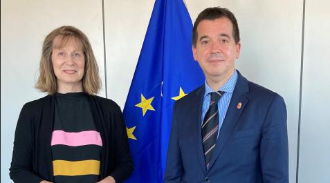 El consejero de Desarrollo Económico y Empresarial, Mikel Irujo, junto a Catharina Sikow-Magny, directora de Green Transition and Energy System Integration de la Dirección General de Energía de la UE. El consejero de Desarrollo Económico y Empresarial, Mikel Irujo, junto a Catharina Sikow-Magny, directora de Green Transition and Energy System Integration de la Dirección General de Energía de la UE