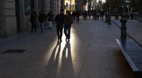 A_ EDUARDO BUXENS (34244124) Dos personas caminan en el atardecer por la avenida Carlos III de Pamplona