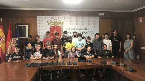 ies tierra estella Parte del alumnado encargado del trabajo el día que acudió al ayuntamiento a entregar el dossier con la información recabada