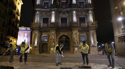 Fotos de los operarios aplicando el antideslizante del recorrido del encierro de San Fermín. Fotos de los operarios aplicando el antideslizante del recorrido del encierro de San Fermín.