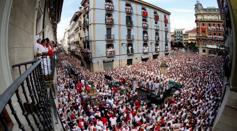 procesión san fermín 2019 La plaza del Consejo y la calle Zapatería, llenas de personas durante el paso de la procesión en los Sanfermines de 2019