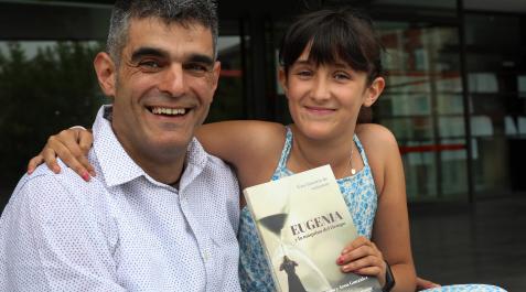 arturo y aroa gonzález Arturo y Aroa González, padre e hija, posan con el libro que han escrito