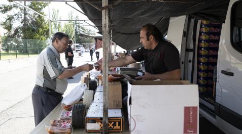 rastro landaben Compraventa en uno de los puestos del mercadillo de Landaben, este lunes