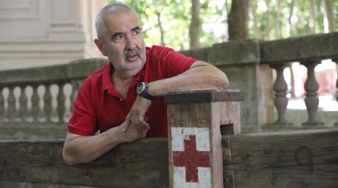 kiko betelu El médico de urgencias Kiko Betelu Corcuera se apoya en el tablado colocado en el callejón, su puesto durante 14 años