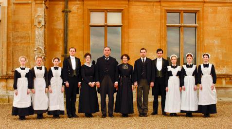 El equipo de sirvientes de la exitosa serie televisiva británica Downton Abbey El equipo de sirvientes de la exitosa serie televisiva británica Downton Abbey