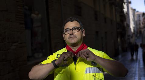 peio jiménez díaz Peio Jiménez Díaz se anuda el pañuelo al cuello sobre su uniforme de la DYA en la bajada de Javier, desde donde atiende el encierro