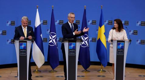 otan La ministra de Relaciones Exteriores de Suecia, Ann Linde y el ministro de Relaciones Exteriores de Finlandia, Pekka Haavisto, asisten a una rueda de prensa con el secretario general de la OTAN, Jens Stoltenberg tras la firma del protocolo.