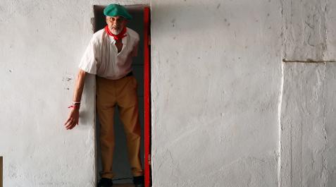 Jesús Martínez Martínez, en la puerta de las gateras del callejón, su puesto durante el encierro Jesús Martínez Martínez, en la puerta de las gateras del callejón, su puesto durante el encierro