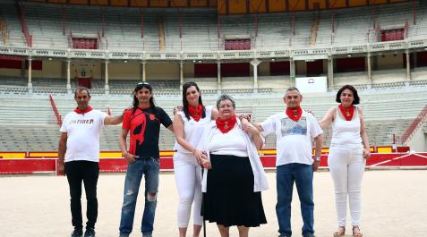 Desde la izquierda Joao Pinto y su cuñado Javier Casado Arbizu, ambos areneros; Alba Pinto Casado, hija y sobrina de los primeros y nieta de Merche Arbizu y Antonio Casado. A la derecha, su hija Maite y madre de Alba. Los seis tienen o han tenido algún ví Desde la izquierda Joao Pinto y su cuñado Javier Casado Arbizu, ambos areneros; Alba Pinto Casado, hija y sobrina de los primeros y nieta de Merche Arbizu y Antonio Casado. A la derecha, su hija Maite y madre de Alba. Los seis tienen o han tenido algún vínculo con las tareas sanfermineras en la plaza de Toros de Pamplona