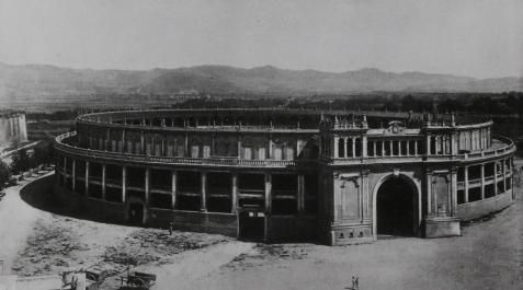 La plaza de toros de Pamplona en 1922 pocas semanas antes de su inauguración, con su puerta principal concebida como un arco del triunfo La plaza de toros de Pamplona en 1922 pocas semanas antes de su inauguración, con su puerta principal concebida como un arco del triunfo