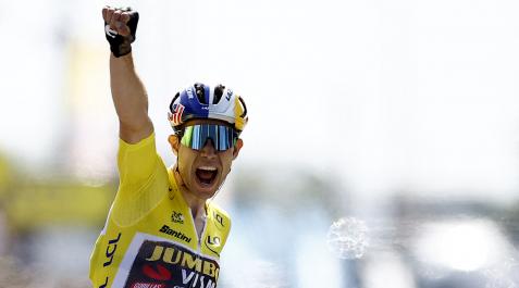 Wout Van Aert celebra su victoria al cruzar la línea de meta en la cuarta etapa del Tour Wout Van Aert celebra su victoria al cruzar la línea de meta en la cuarta etapa del Tour