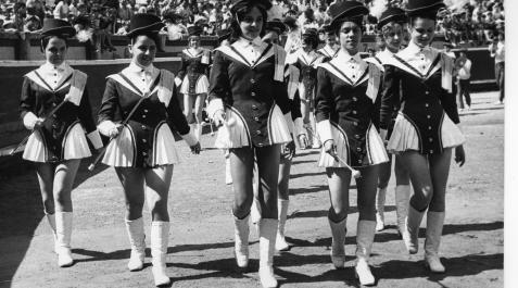 Una de las actuaciones de las majorettes en la plaza de toros a finales de la década de los 60 y que provocaron una gran expectación en Pamplona. Una de las actuaciones de las majorettes en la plaza de toros a finales de la década de los 60 y que provocaron una gran expectación en Pamplona.