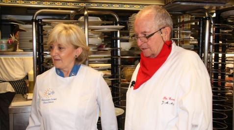 Pilar Idoate, de la familia propietaria del restaurante Europa, y Juan Mari Arzak. Pilar Idoate, de la familia propietaria del restaurante Europa, y Juan Mari Arzak.