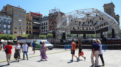 Instalación de las barras en la plaza del Castillo Instalación de las barras en la plaza del Castillo
