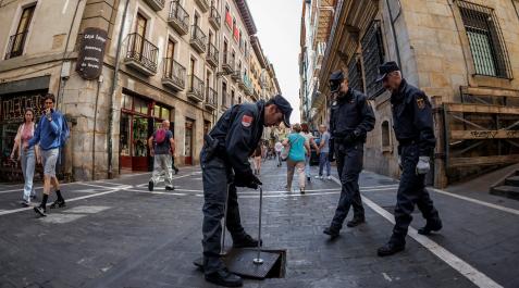 -Efectivos de la Unidad de Subsuelo de la Policía Nacional cierran la tapa de acceso de la calle Estafeta a los túneles del alcantarillado de Pamplona después de comprobar su interior. -Efectivos de la Unidad de Subsuelo de la Policía Nacional cierran la tapa de acceso de la calle Estafeta a los túneles del alcantarillado de Pamplona después de comprobar su interior.